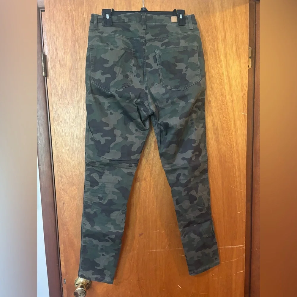 Women’s Camouflage Cargo Pants - Picture 2 of 3